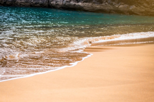 테네리페 카나리아 섬 스페인의 모래 해변에서 부드러운 아름다운 바다 물결
