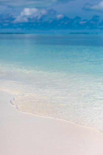 Мягкая голубая океанская волна на чистом песчаном пляже. Фон волны океана. Белый песок и кристально-голубое море