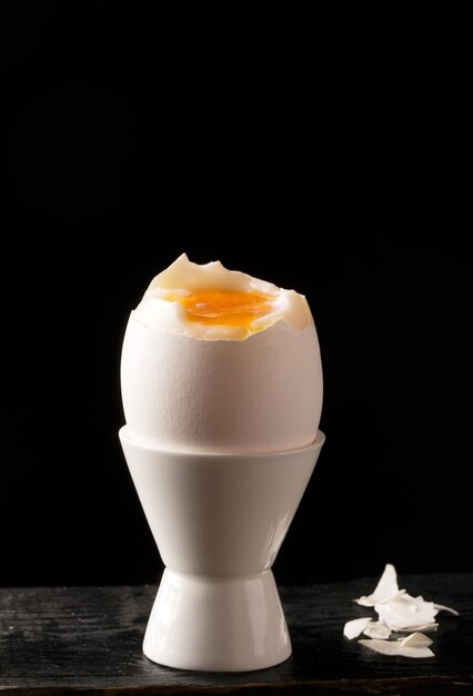 Photo soft boiled egg on a stand