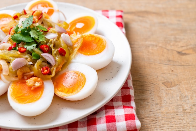 Photo soft boiled eggs spicy salad