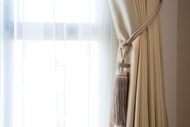 창 침실 인테리어 배경 홈 아름다운 아이디어 개념에서 아침 빛과 부드러운 갈색 커튼