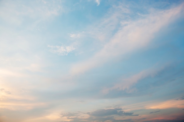 柔らかい雲の背景、雲の青い空