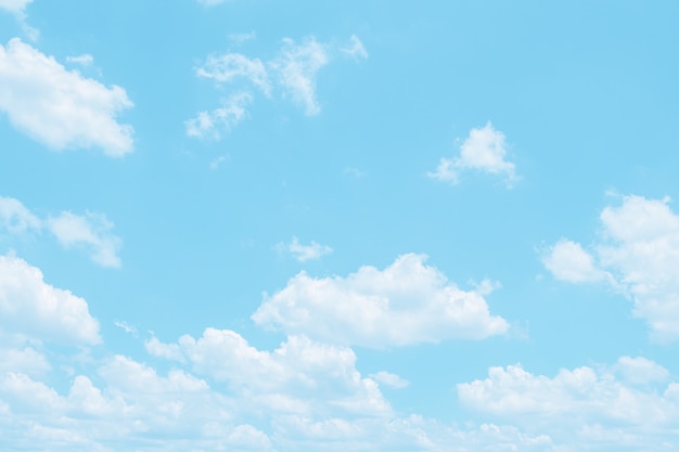 写真 空の背景の青いトーンの柔らかい雲。