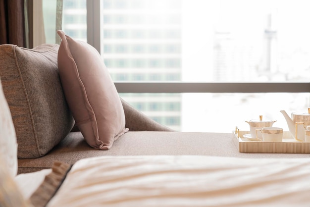 モダンなソファの背景の家のデザインコンセプトの柔らかく居心地の良い枕