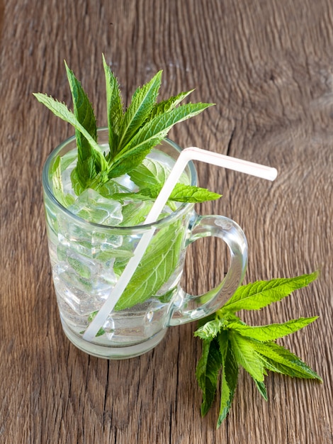 Soft drink with mint and ice