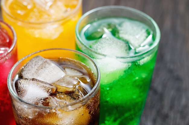 Photo soft drinks and fruit juice mixed with soda high in sugar have a negative effect on physical health