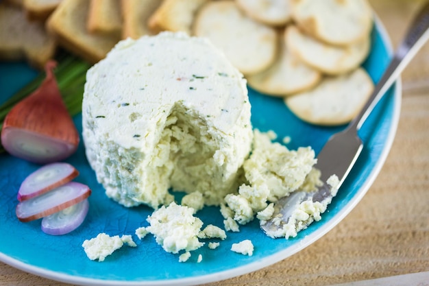 Soft flavored creamy cheese with shallot and chive.