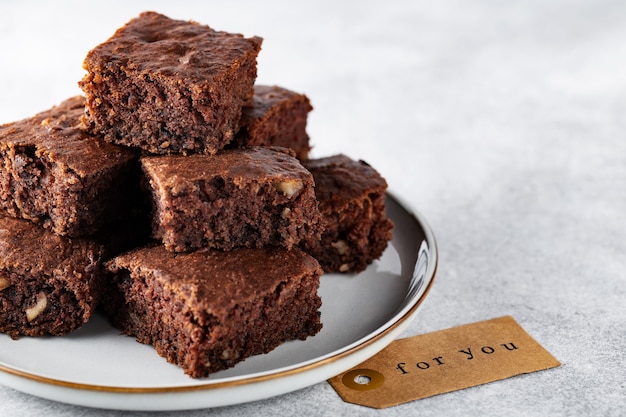 Soft focus courgette brownies met walnoten op een bord