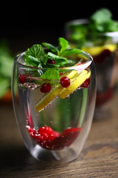 Soft focus Macro Detox-drankje met veenbessen, munt en citroen in een glas op een donkere achtergrond Gezonde drank