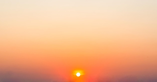 写真 背景にソフトフォーカスの夕焼けオレンジ色の夕方の空