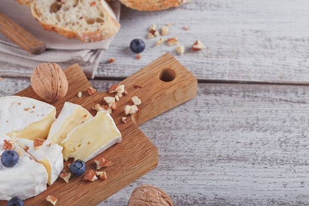 Camembert francese a pasta molle servito con noci e mirtilli tritati