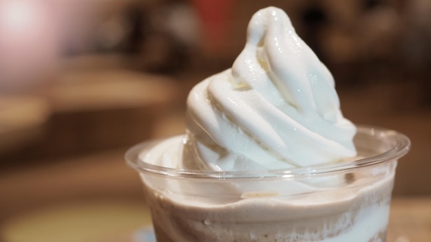 チョコレートフラペチーノをのせたソフトクリーム