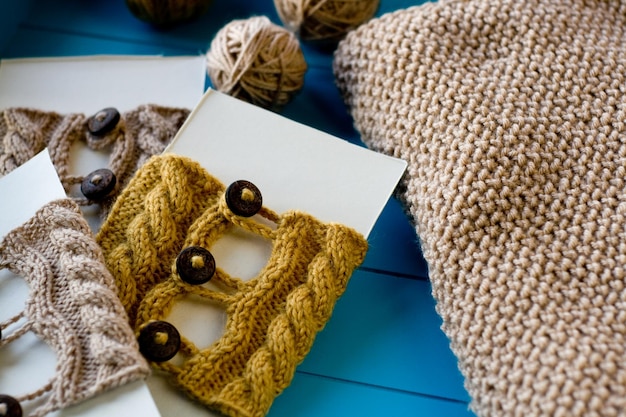 Photo soft knitted blanket yarn balls lying on blue background