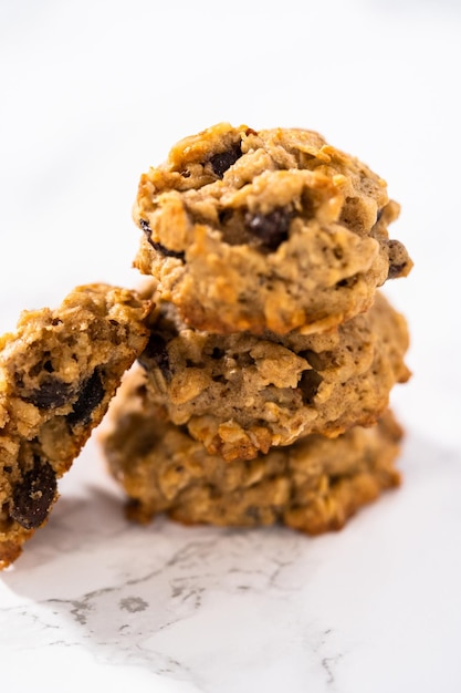 Biscotti morbidi di farina d'avena con uvetta e noci