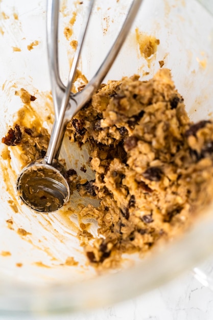 Foto biscotti morbidi di avena, uva passa e noci