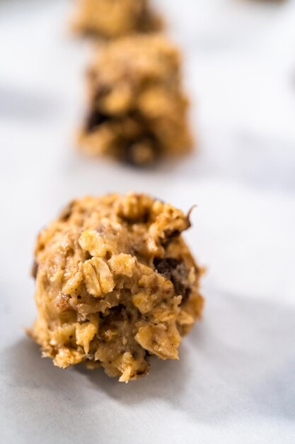 Biscotti morbidi di farina d'avena con uvetta e noci