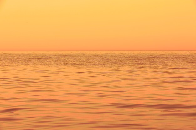 Morbido dettaglio pastello delle onde del mare. mar nero al tramonto. crimea