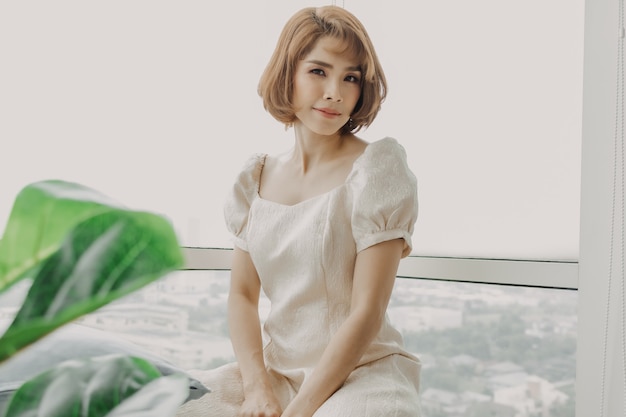 Photo soft and sweet looking asian woman wears white dress