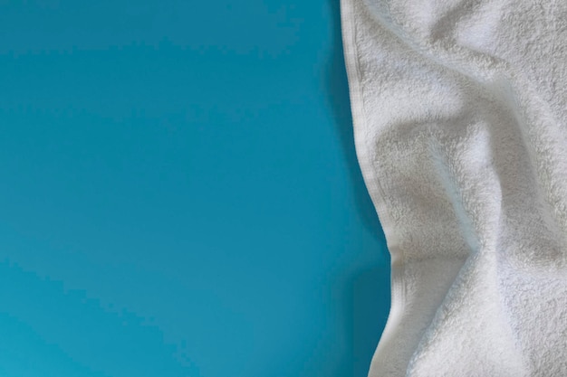 Мягкое махровое хлопковое полотенце на голубом фоне Банное полотенце Личные вещи