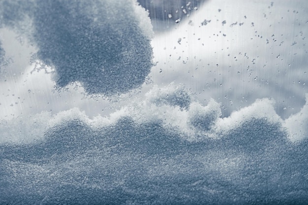 悪天候時には車の窓に雪や氷の柔らかな風合いが見えます。セレクティブフォーカス。