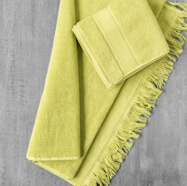 Мягкое полотенце на сером фоне декоративной лепнины. вид сверху, изолированные
