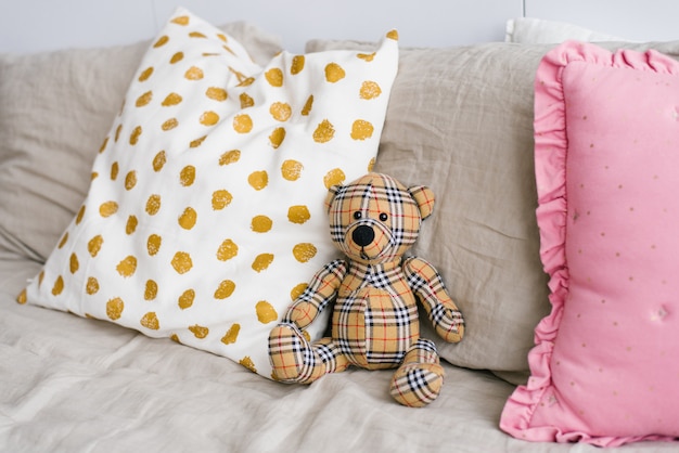 침대에 베개 중 부드러운 장난감 격자 무늬 곰