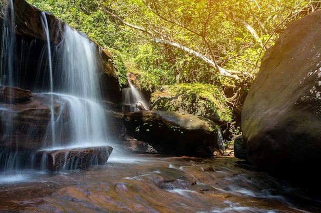 Photo soft water of the stream in the wiman thip waterfall natural park beautiful waterfall in rain forest