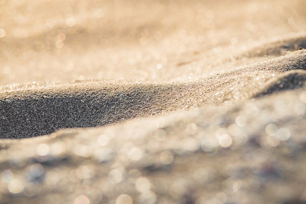 Photo soft wave of blue ocean on sandy beach. background.