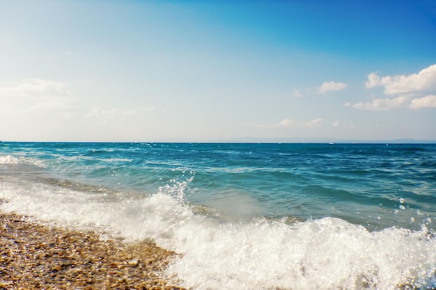 Мягкая волна синего океана на фоне песчаного пляжа