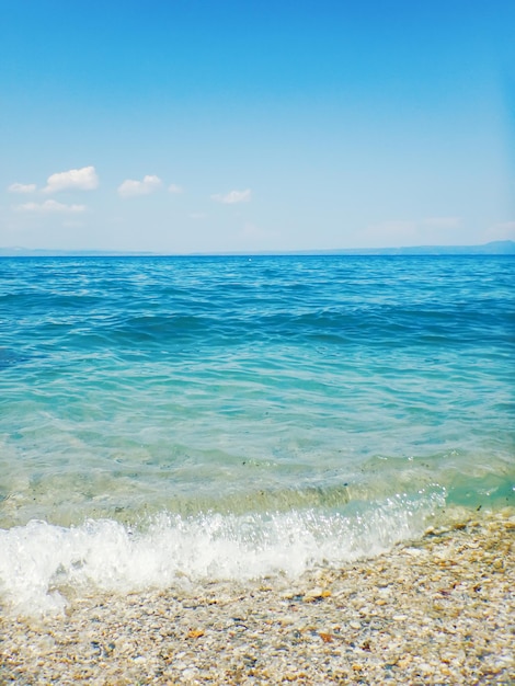 Foto morbida onda dell'oceano blu sulla spiaggia sabbiosa background