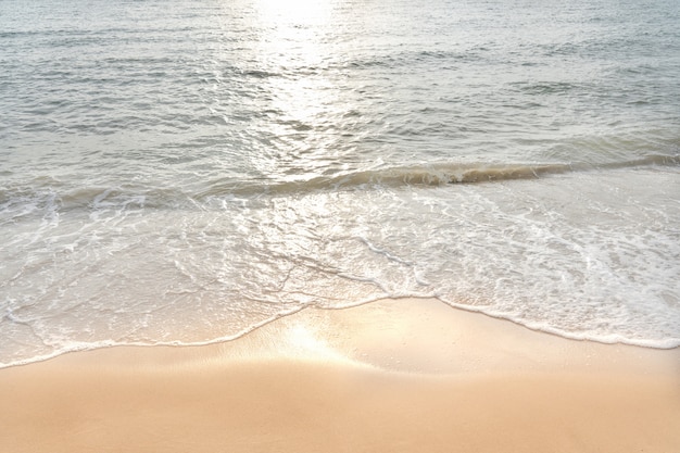 Мягкая волна океана на песчаном пляже. Пустая тропическая предпосылка моря и песка.