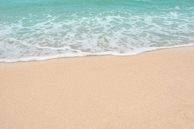 空の砂浜で海の波はソフト