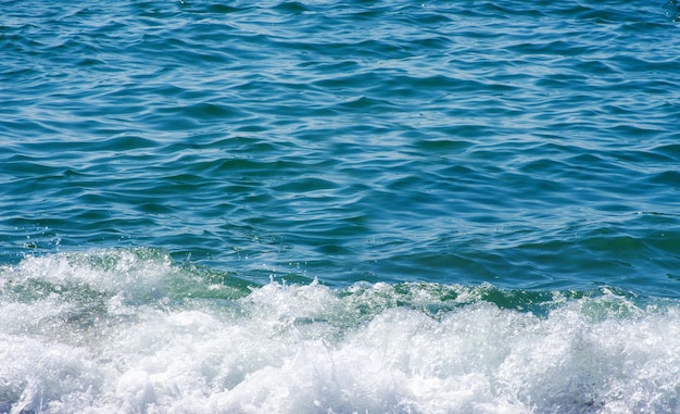 Foto morbida onda del mare sulla spiaggia sabbiosa sfondo