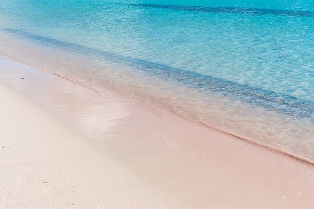 ピンクの砂浜と美しいビーチの穏やかな海の波