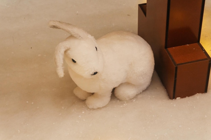 Photo 柔らかい白いクリスマスウサギ新年のおもちゃ
