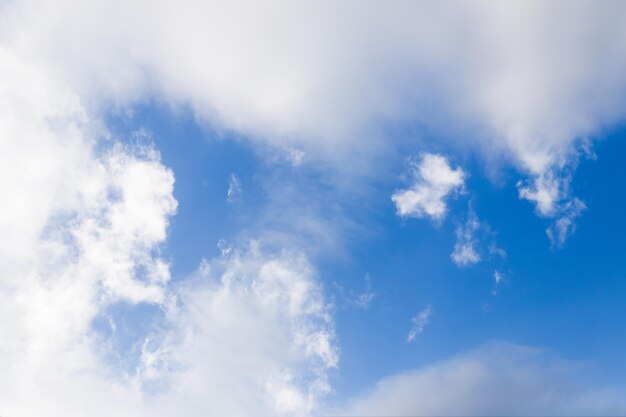 青い空のパステル空を背景に柔らかい白い雲