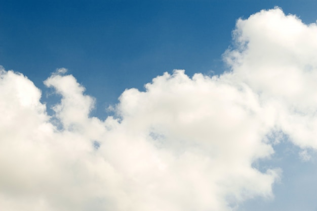 青い空、青い空と雲の背景の柔らかな白い雲。