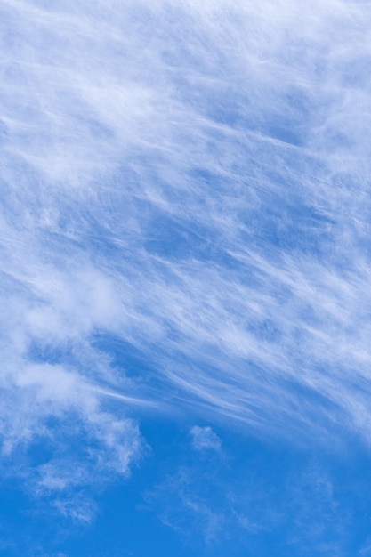 写真 柔らかな白いクラウンドと青い空の雲景