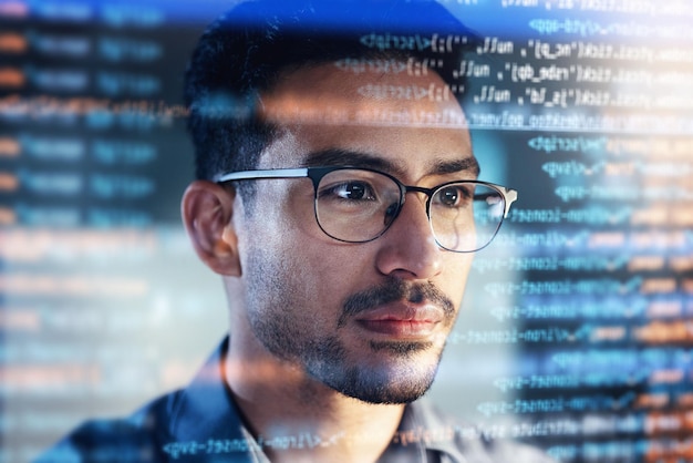 Software codering hologram en man denken aan data analytics nacht cybersecurity en 3d scherm overlay Programmeur of IT persoon in bril lezen html script programmeren en cybersecury onderzoek