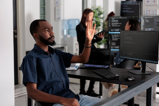 증강 현실과 홀로그램 데이터베이스 인터페이스를 사용하여 HTML 코드에서 작업하기 위해 ar 홀로그램을 분석하는 소프트웨어 개발자. 빅 데이터 사무실에 터미널 창이 있는 클라우드 컴퓨팅 프로그램.