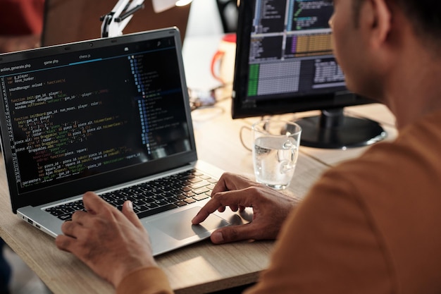 ラップトップでのソフトウェア開発者のコーディング