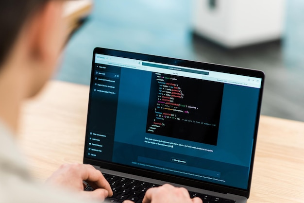 Foto sviluppatore di software che genera codice in una chat ai