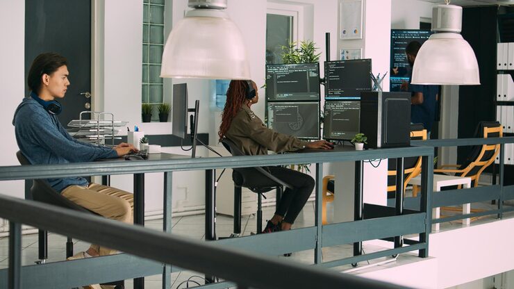 Photo software developer typing programming code on computer keyboard, innovating online cloud computing. casual programer sitting at desk developing html script on terminal window server.