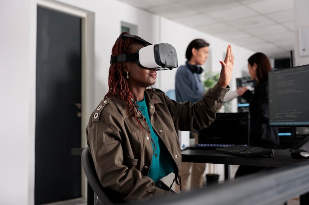 ターミナル ウィンドウで html スクリプトを使用してプログラミング サーバーを作成する vr ヘッドセットを装着したソフトウェア開発者。バーチャル リアリティ グラスを使用して新しいインターフェイスを計画するシステム エンジニア。