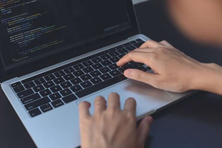 Photo 소프트웨어 개발 프로그래머 소프트웨어 개발자 코딩 html 프로그래밍 노트북 컴퓨터 화면에서 자바스크립트