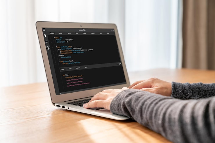 Photo 電腦螢幕上的軟件開發編程,用於模擬應用程式和程式編碼