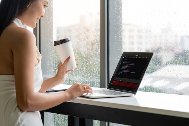 최신 응용 프로그램 및 프로그램 코딩을 위한 컴퓨터 화면의 소프트웨어 개발 프로그래밍