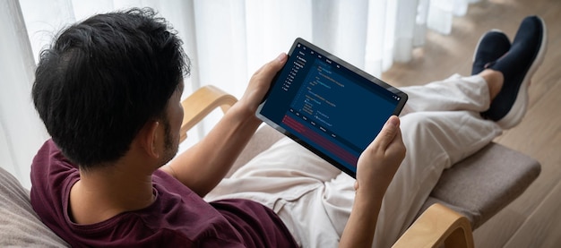 最新のアプリケーションとプログラムコーディングのためのコンピューター画面上のソフトウェア開発プログラミング