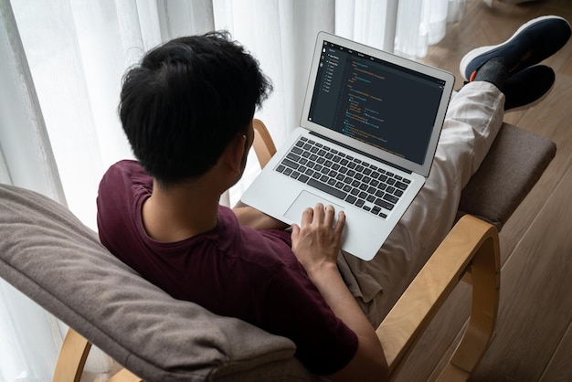 最新のアプリケーションとプログラムコーディングのためのコンピューター画面上のソフトウェア開発プログラミング