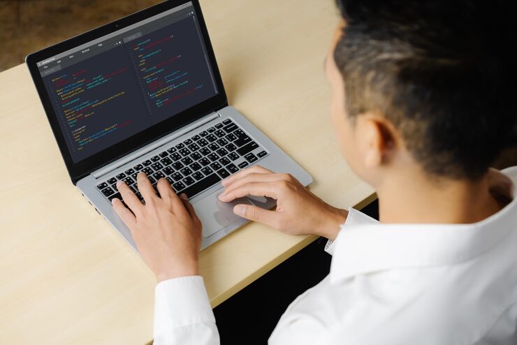 Photo 電腦螢幕上的軟件開發編程,用於模擬應用程式和程式編碼